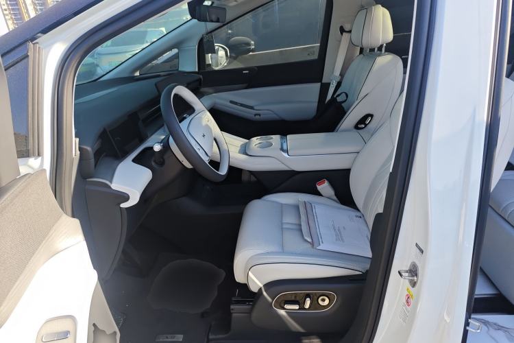 Used XPeng X9 2025 650 Long-Range Max Left Front Seat