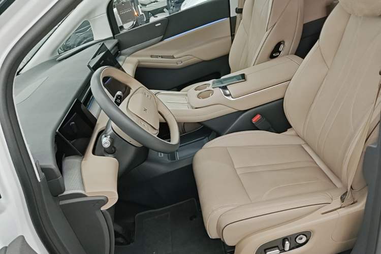 Used XPeng X9 2025 740 Ultra-Long Range Max Left Front Seat
