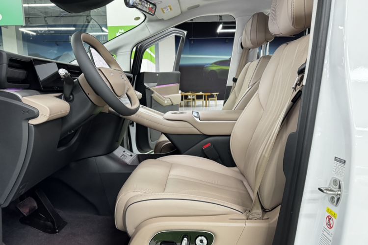 Used XPeng X9 2025 740 Ultra-Long Range Max Left Front Seat