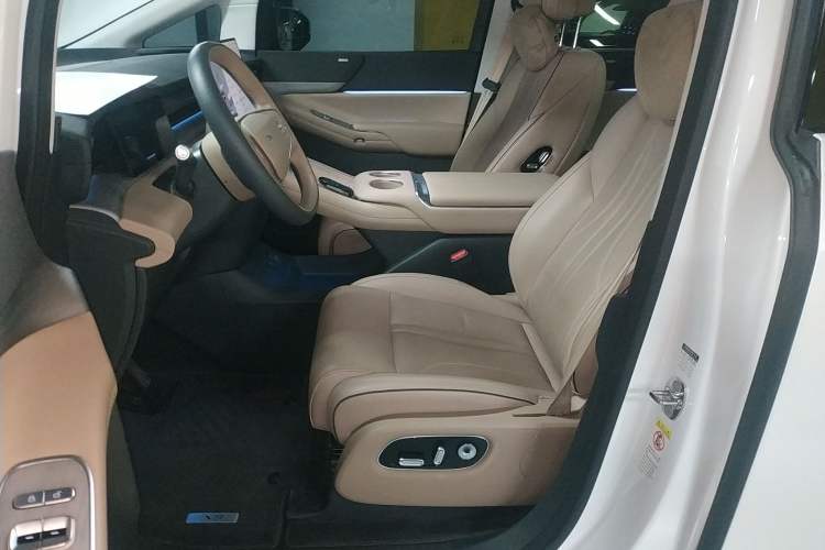 Used XPeng X9 2025 740 Ultra-Long Range Max Left Front Seat