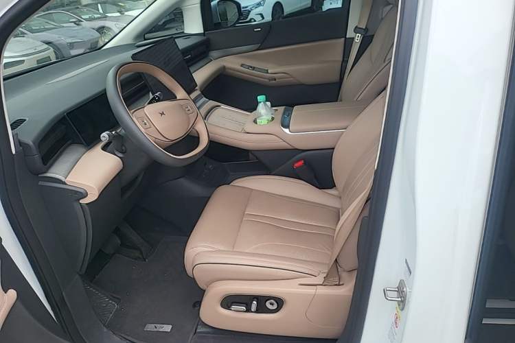 Used XPeng X9 2025 740 Ultra-Long Range Max Left Front Seat