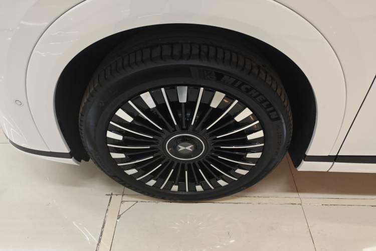 Used XPeng X9 2025 740 Ultra-Long Range Max Left Front Wheel Hub
