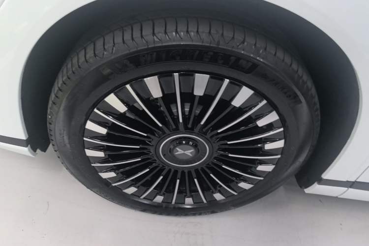 Used XPeng X9 2025 740 Ultra-Long Range Max Left Front Wheel Hub