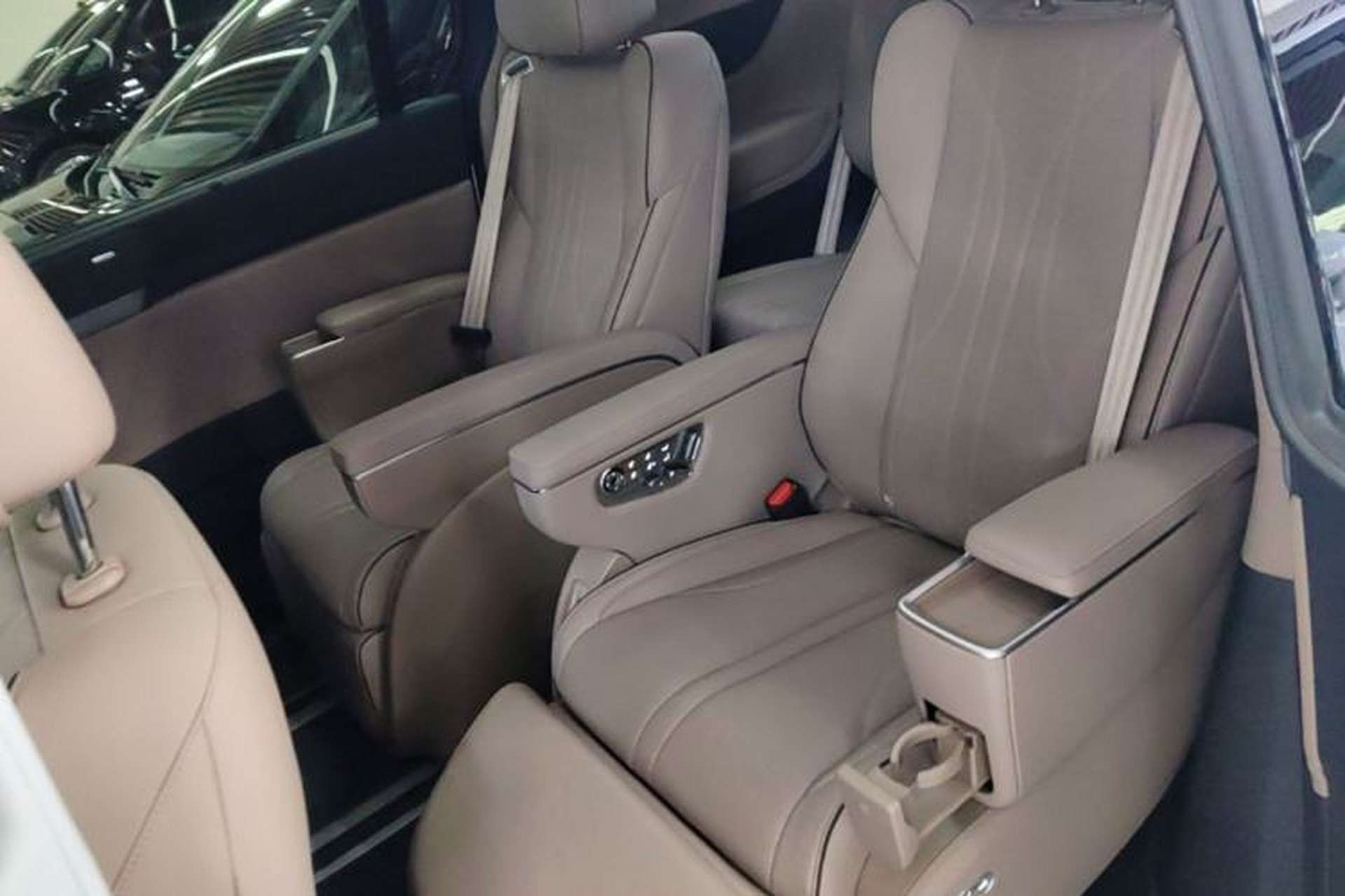 Used XPeng X9 2025 740 Ultra-Long Range Max Left Rear Seat