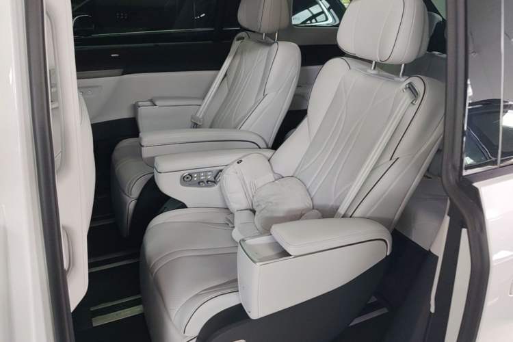 Used XPeng X9 2025 650 Long-Range Max Left Rear Seat