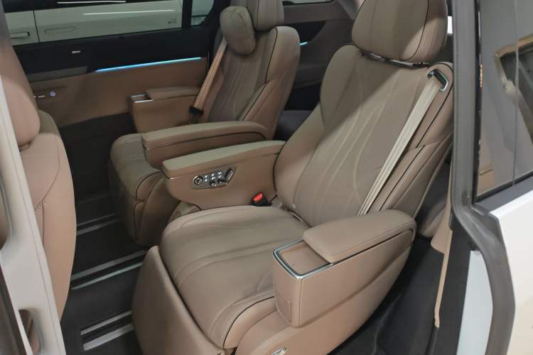 Used XPeng X9 2025 740 Ultra-Long Range Max Left Rear Seat