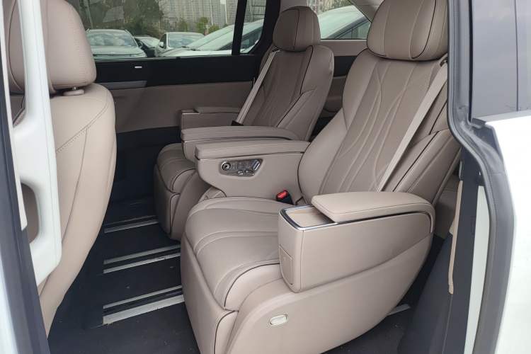 Used XPeng X9 2025 740 Ultra-Long Range Max Left Rear Seat
