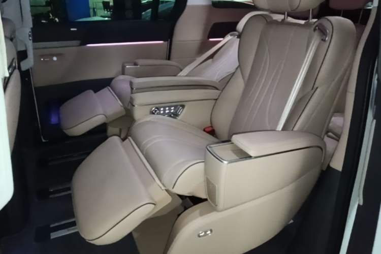 Used XPeng X9 2025 740 Ultra-Long Range Max Left Rear Seat