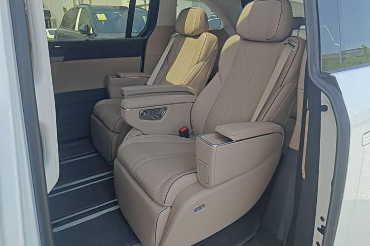 Used XPeng X9 2025 740 Ultra-Long Range Max Left Rear Seat