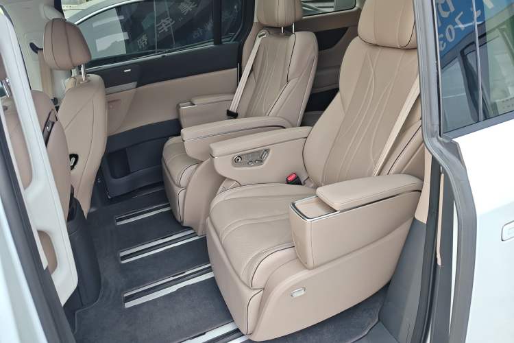 Used XPeng X9 2025 740 Ultra-Long Range Max Left Rear Seat