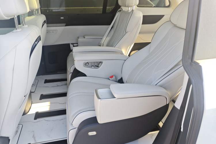 Used XPeng X9 2025 650 Long-Range Max Left Rear Seat