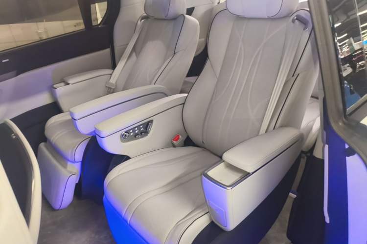Used XPeng X9 2025 650 Long-Range Max Left Rear Seat