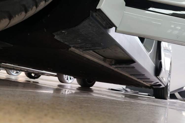 Used XPeng X9 2025 650 Long-Range Max Left Side Sill