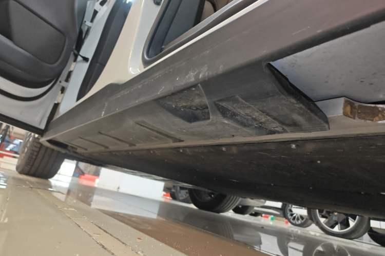 Used XPeng X9 2025 740 Ultra-Long Range Max Left Side Sill