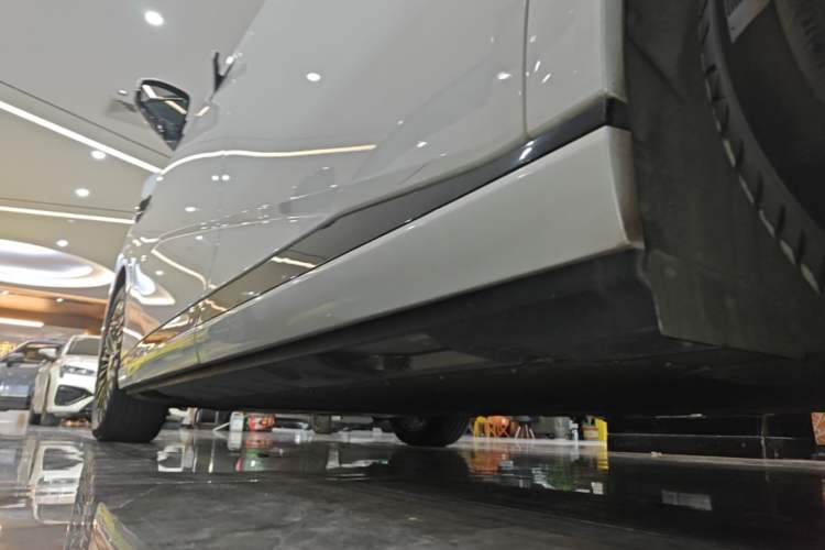 Used XPeng X9 2025 740 Ultra-Long Range Max Left Side Sill