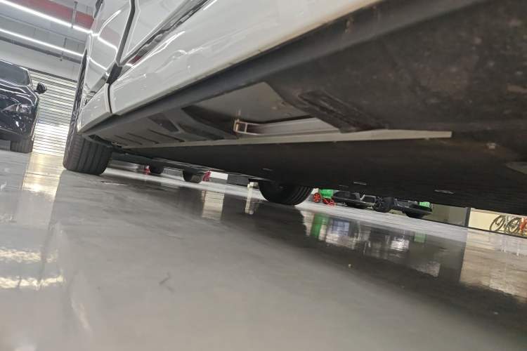Used XPeng X9 2025 650 Long-Range Max Left Side Sill