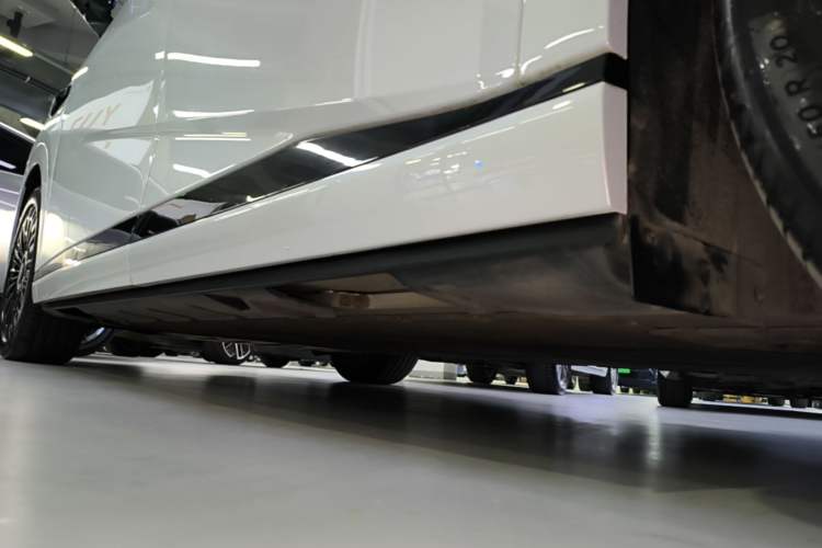 Used XPeng X9 2025 740 Ultra-Long Range Max Left Side Sill