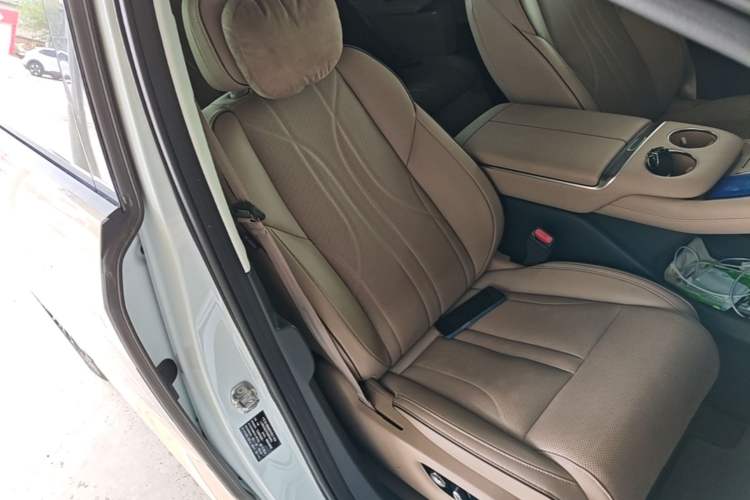 Used XPeng X9 2025 740 Ultra-Long Range Max Right Front Seat