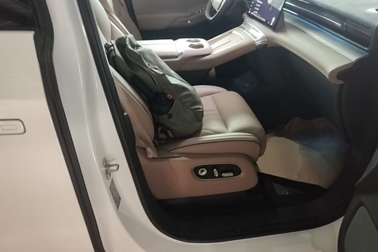 Used XPeng X9 2025 740 Ultra-Long Range Max Right Front Seat