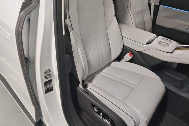 Used XPeng X9 2025 650 Long-Range Max Right Front Seat