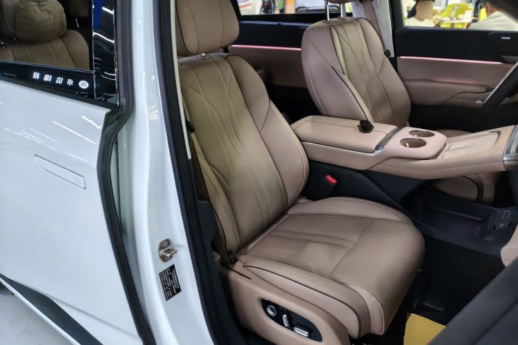 Used XPeng X9 2025 740 Ultra-Long Range Max Right Front Seat