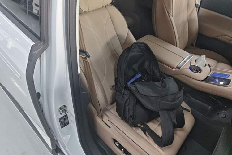 Used XPeng X9 2025 740 Ultra-Long Range Max Right Front Seat