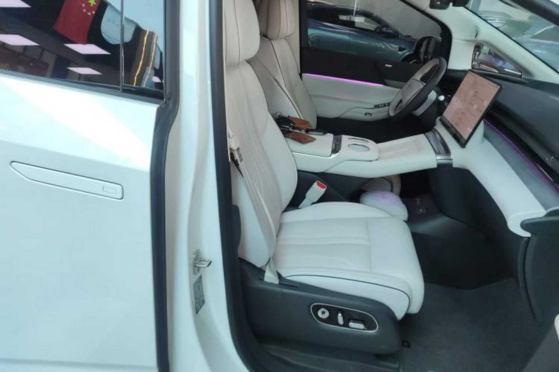 Used XPeng X9 2025 650 Long-Range Max Right Front Seat