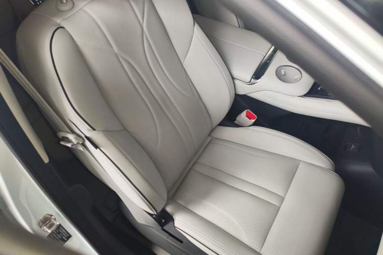 Used XPeng X9 2025 650 Long-Range Max Right Front Seat