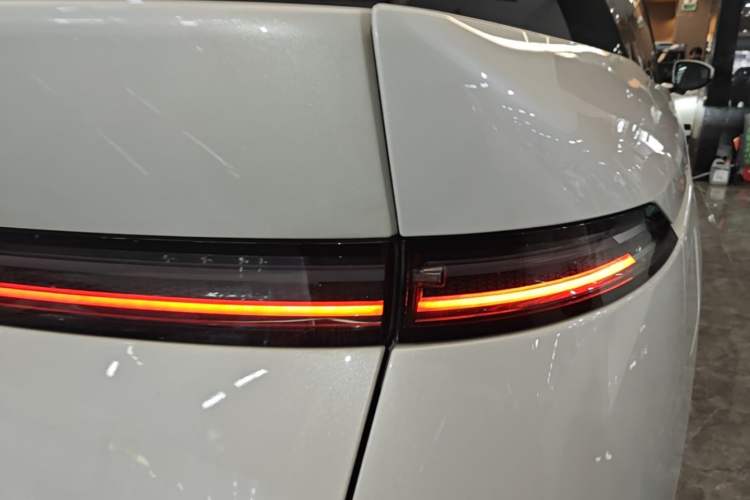 Used XPeng X9 2025 740 Ultra-Long Range Max Right Rear Taillight