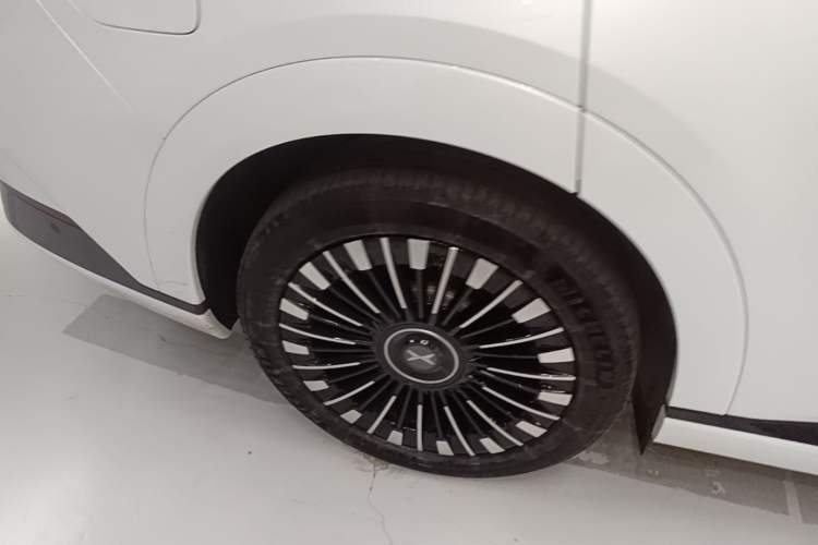 Used XPeng X9 2025 740 Ultra-Long Range Max Right Rear Wheel Hub
