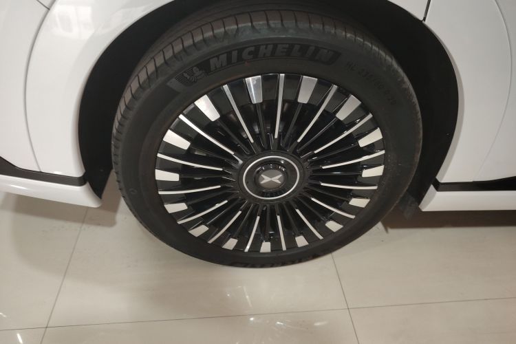 Used XPeng X9 2025 740 Ultra-Long Range Max Right Rear Wheel Hub