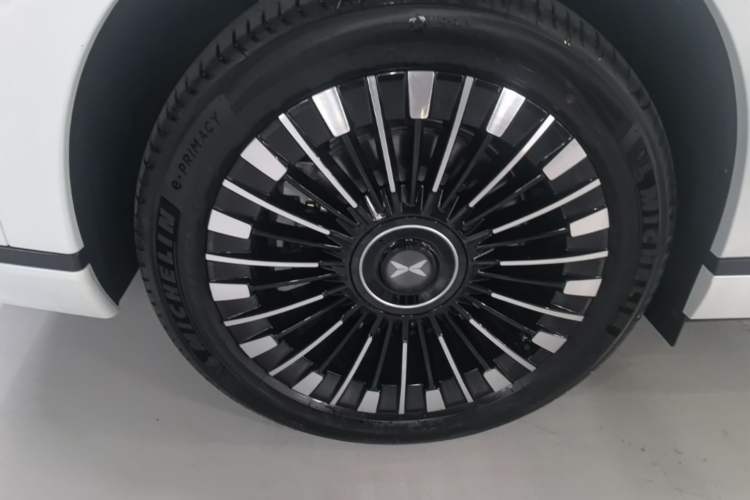 Used XPeng X9 2025 740 Ultra-Long Range Max Right Rear Wheel Hub