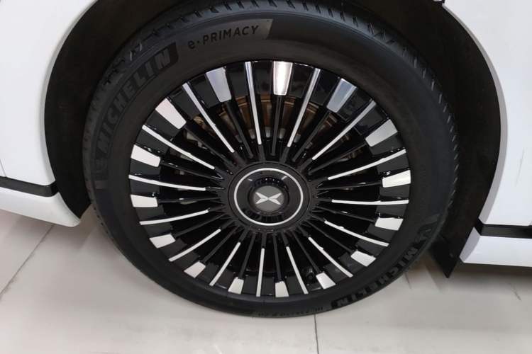 Used XPeng X9 2025 740 Ultra-Long Range Max Right Rear Wheel Hub
