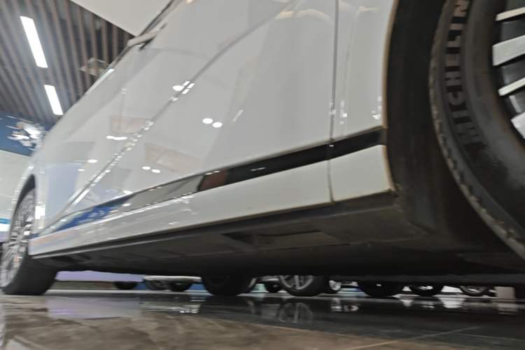 Used XPeng X9 2025 740 Ultra-Long Range Max Right Side Sill