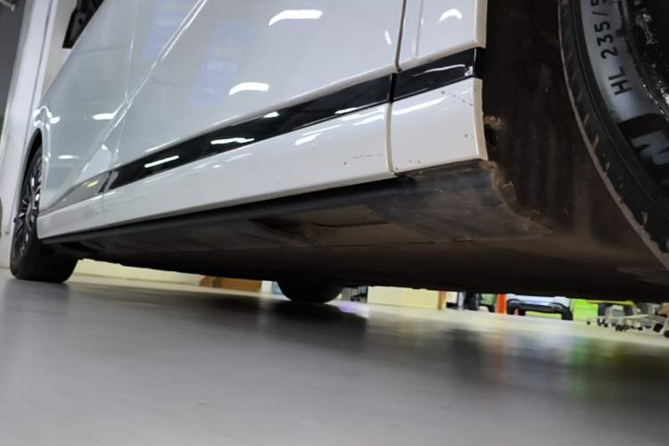 Used XPeng X9 2025 740 Ultra-Long Range Max Right Side Sill