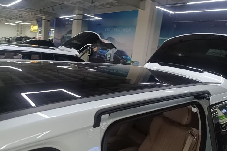 Used XPeng X9 2025 740 Ultra-Long Range Max Roof