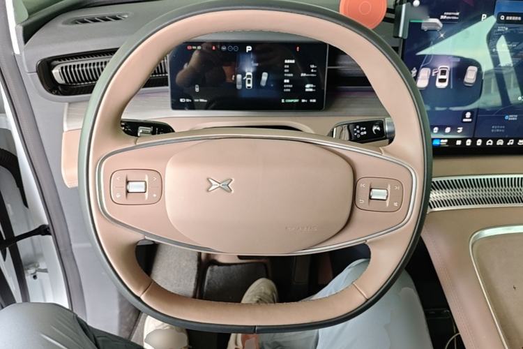 Used XPeng X9 2025 740 Ultra-Long Range Max Steering Wheel