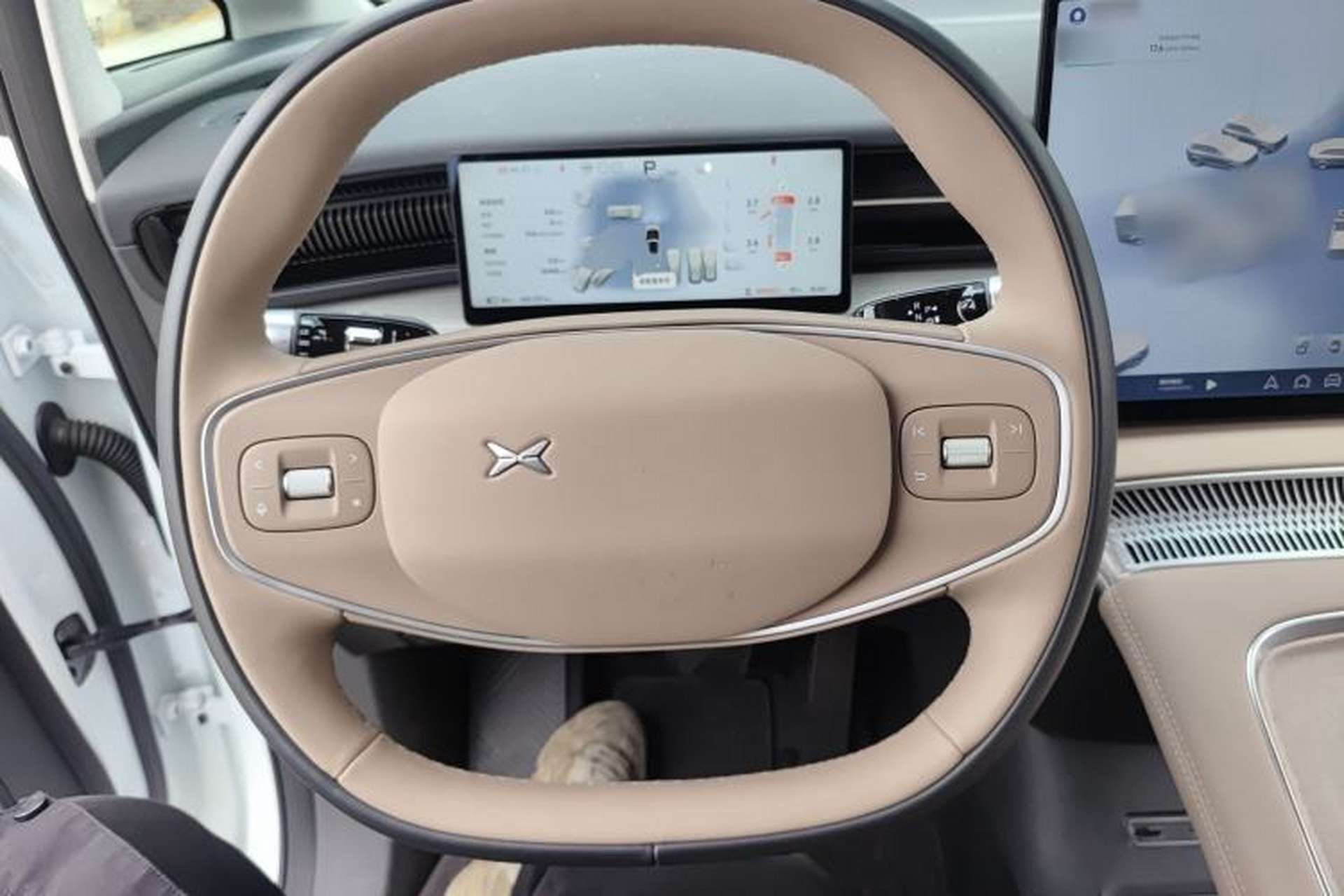 Used XPeng X9 2025 740 Ultra-Long Range Max Steering Wheel