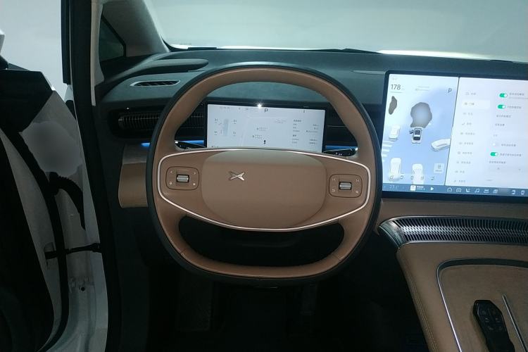 Used XPeng X9 2025 740 Ultra-Long Range Max Steering Wheel