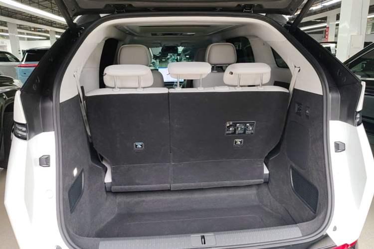Used XPeng X9 2025 650 Long-Range Max Trunk