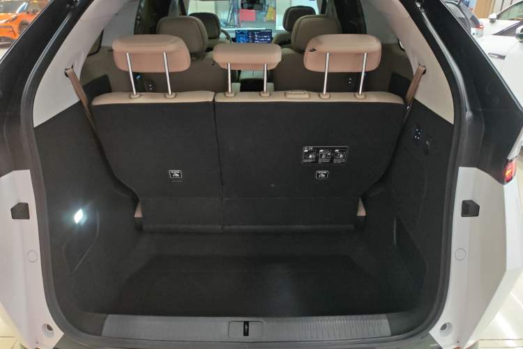 Used XPeng X9 2025 740 Ultra-Long Range Max Trunk