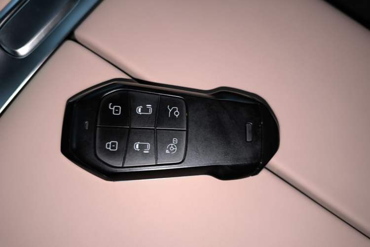 Used XPeng X9 2025 740 Ultra-Long Range Max Vehicle Key