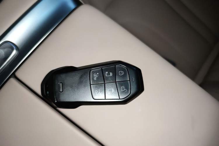 Used XPeng X9 2025 740 Ultra-Long Range Max Vehicle Key