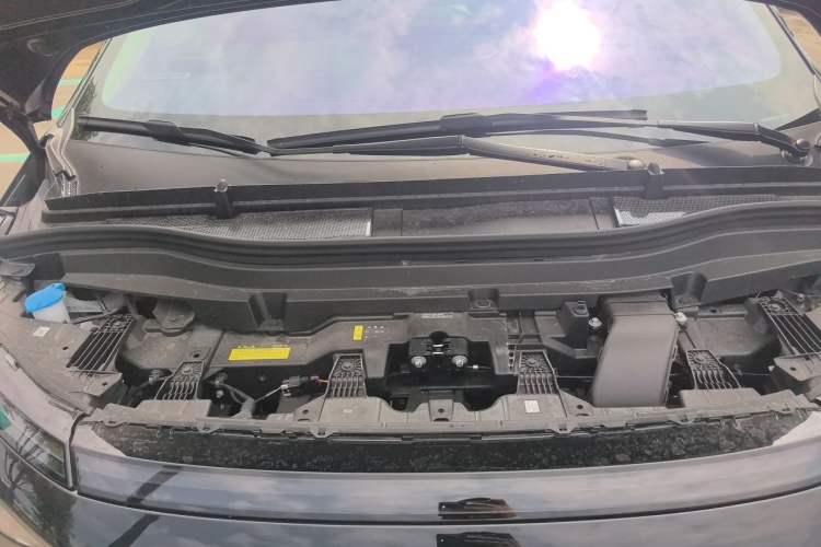 Used XPeng X9 2026 Model—Range-Extended Version 1602 Ultra Engine Bay