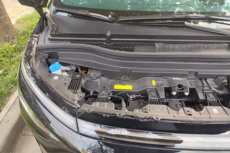 Used XPeng X9 2026 Model—Range-Extended Version 1602 Max Engine Bay Right