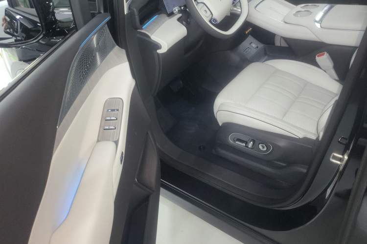 Used XPeng X9 2026 Model—Range-Extended Version 1602 Ultra Left Front Seat