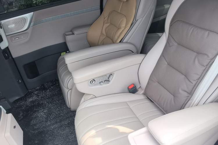 Used XPeng X9 2026 Model—Range-Extended Version 1602 Ultra Left Rear Seat