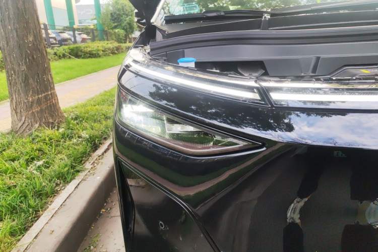 Used XPeng X9 2026 Model—Range-Extended Version 1602 Max Right Front Headlight