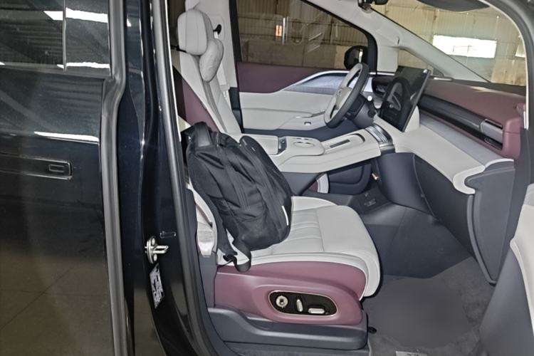 Used XPeng X9 2026 Model—Range-Extended Version 1602 Ultra Right Front Seat