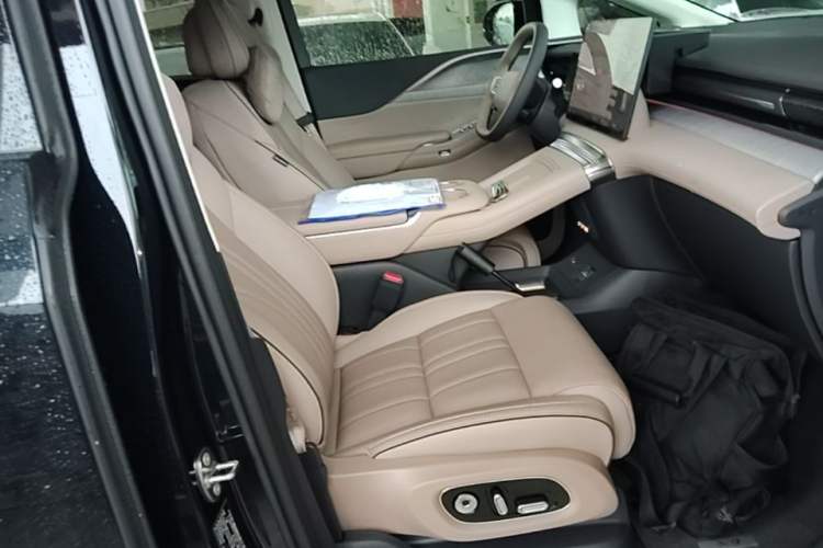 Used XPeng X9 2026 Model—Range-Extended Version 1602 Max Right Front Seat
